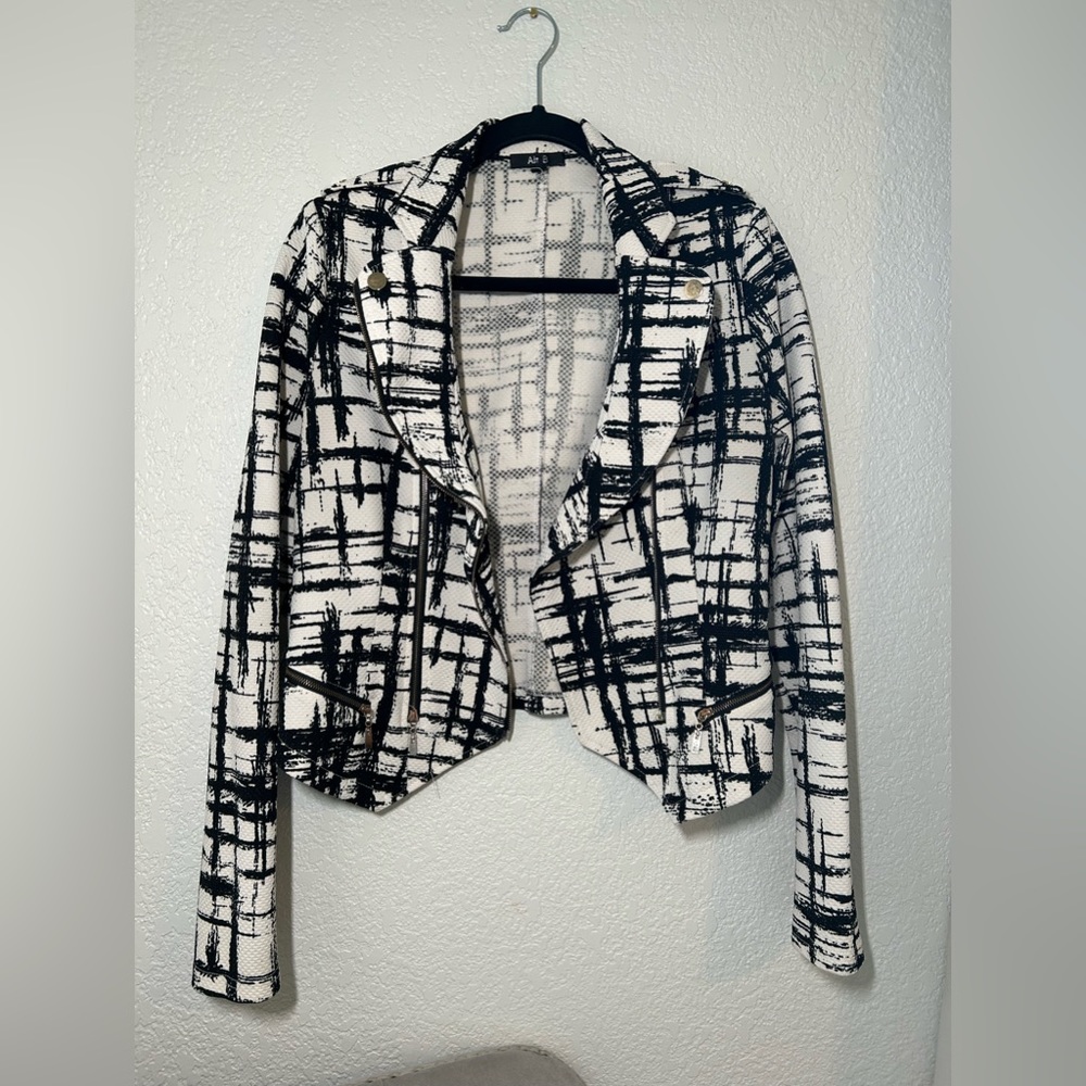 Alt. B woman’s black and white size large blazer gently used